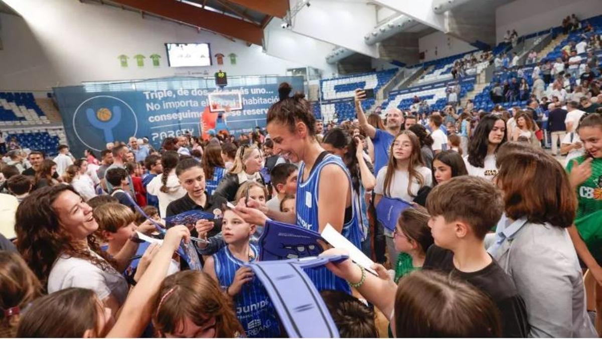 Alba Torrens, firmando autógrafos a los aficionados del Azulmarino Mallorca.