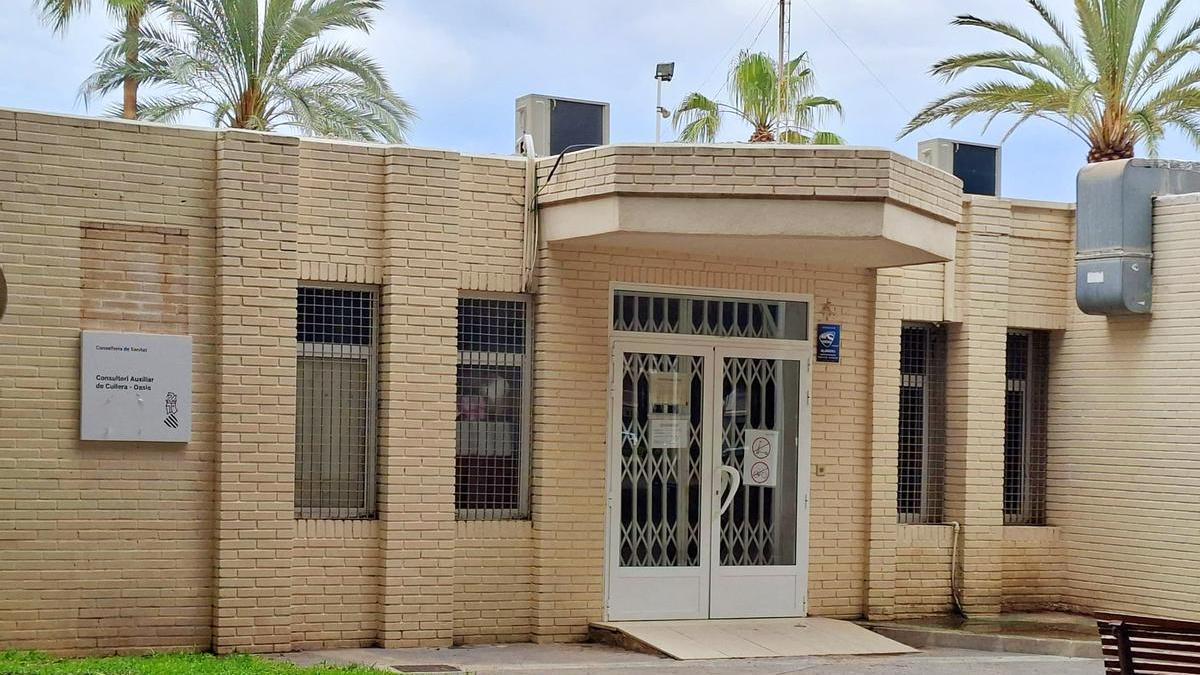 Vista exterior del consultorio auxiliar del Oasis, junto al Paseo Marítimo de Cullera.