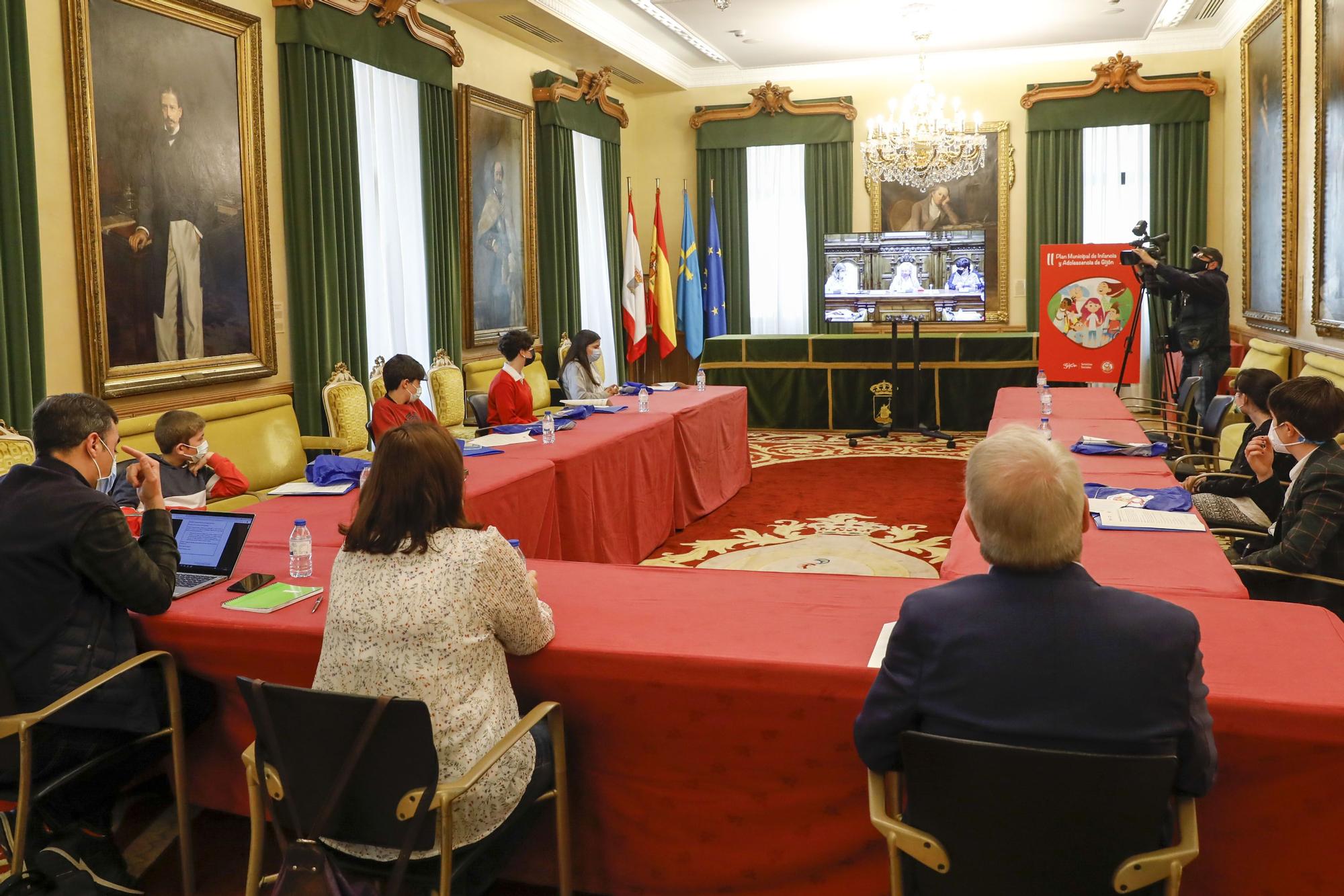 Los niños de Gijón toman el salón de plenos del Ayuntamiento