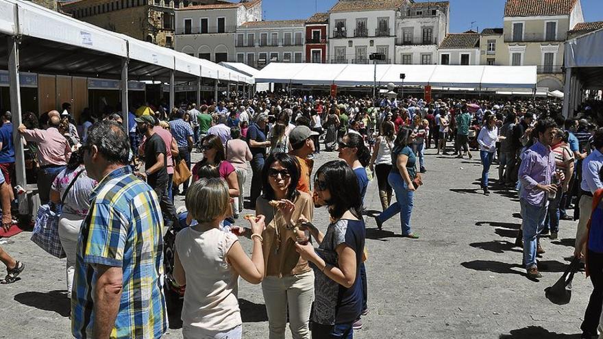 La feria reúne medio millar de tipos de queso en la plaza