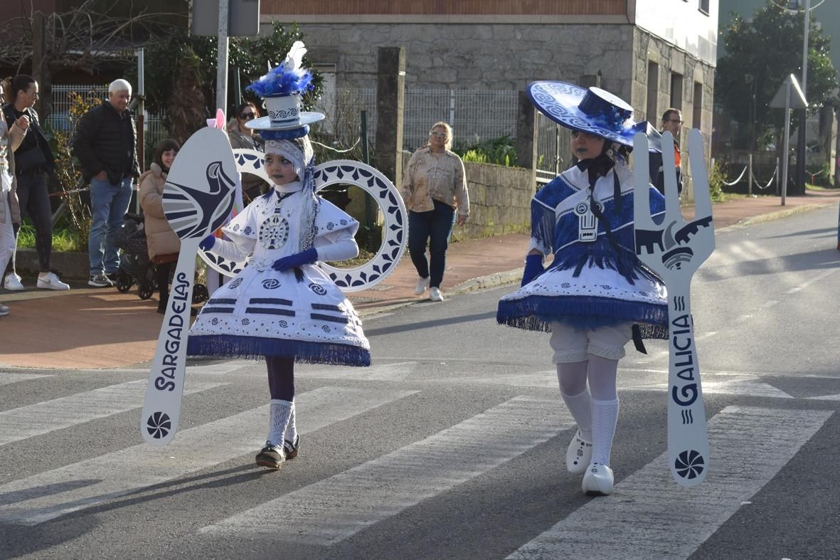 Asistentes al desfile de disfraces del Concello de Valga.