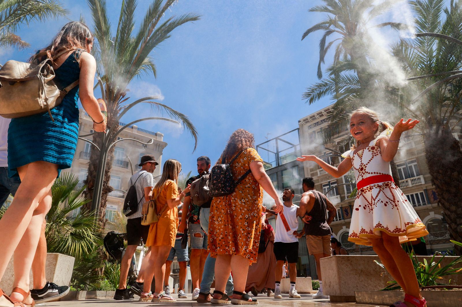 València busca cobijo contra el calor en la playa y las plazas