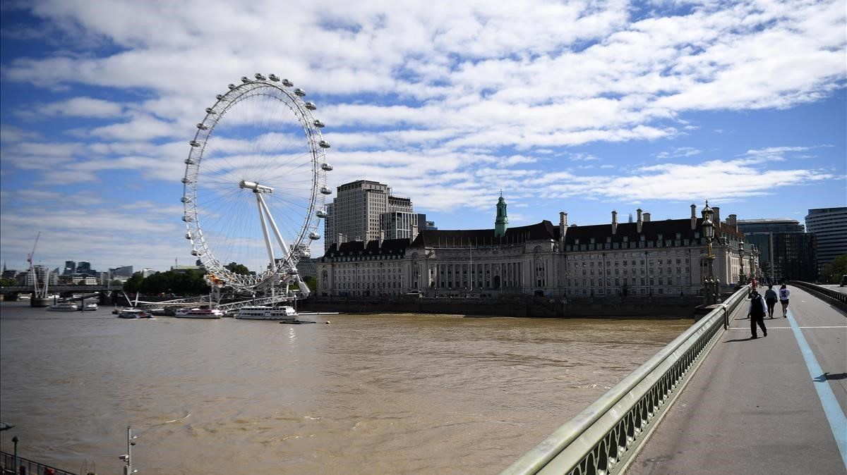 El río Támesis, con la noria del London Eye al fondo, sin apenas gente.