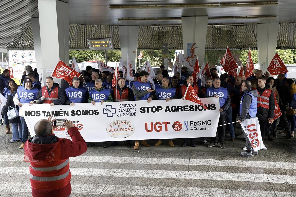 Concentración de vigilantes de seguridad este miércoles en el Hospital Provincial de Conxo.