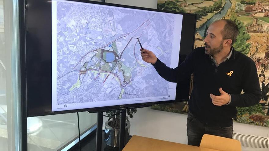 Marc Aloy explicant les propostes del document en un mapa del parc