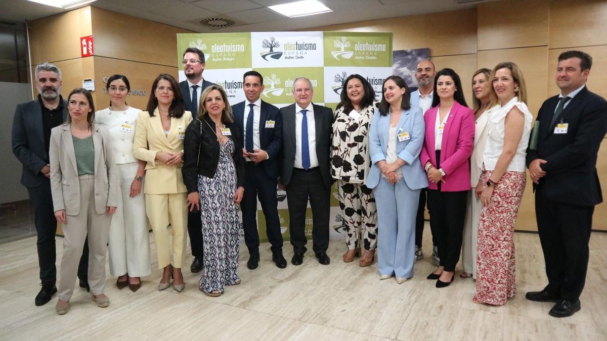 Las autoridades, en la presentación del proyecto Oleoturismo España.