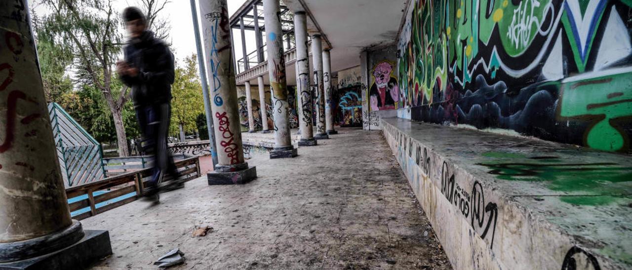 La degradación es más que visible en los grandes parques de El Romeral y Batoy, donde convive el deterioro de las instalaciones con las pintadas.