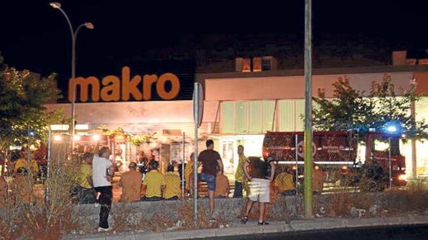 Desalojan a los trabajadores de Makro por un incendio