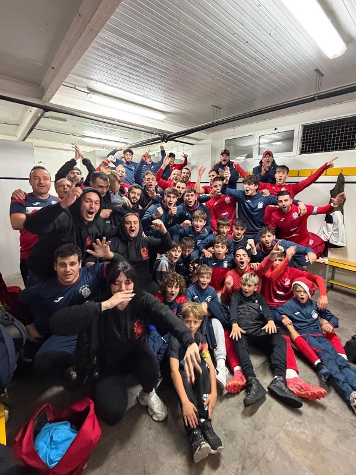 La celebración del Villalonga CF en el vestuario