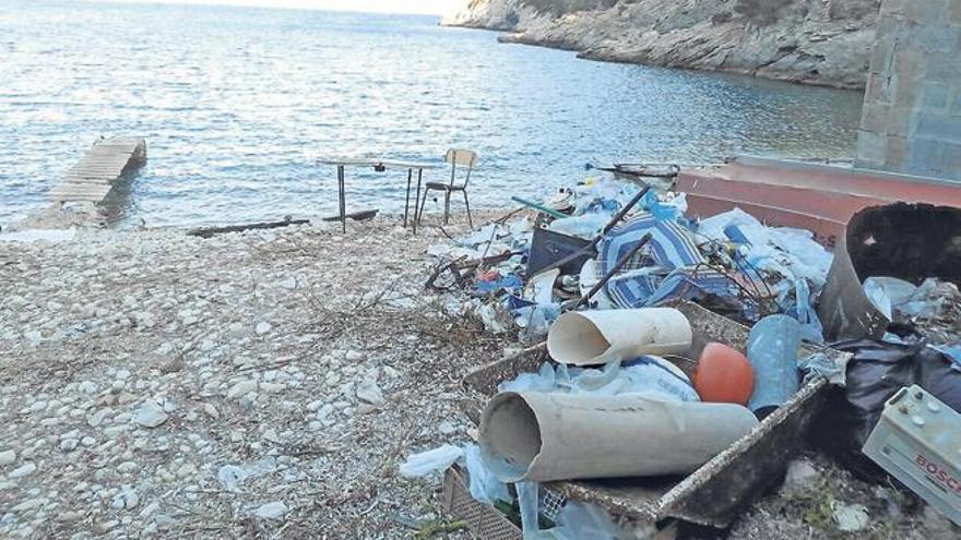 Otro vertedero en Cala Llentrisca