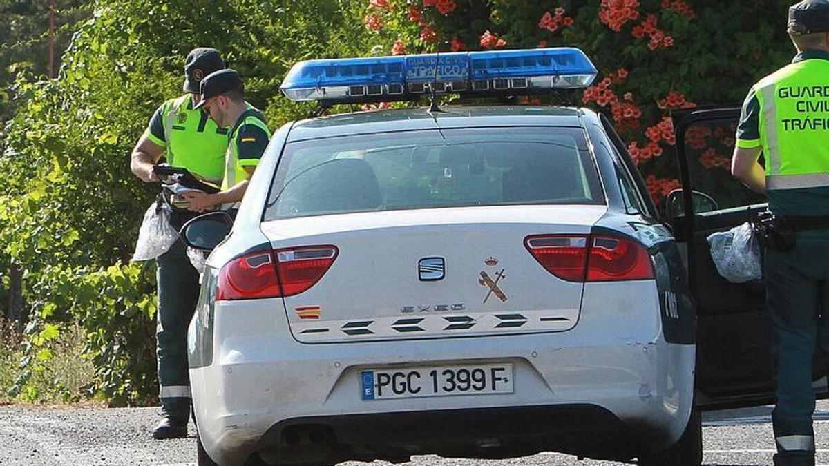 Agentes de la Guardia Civil de Tráfico, durante un control en Ourense.