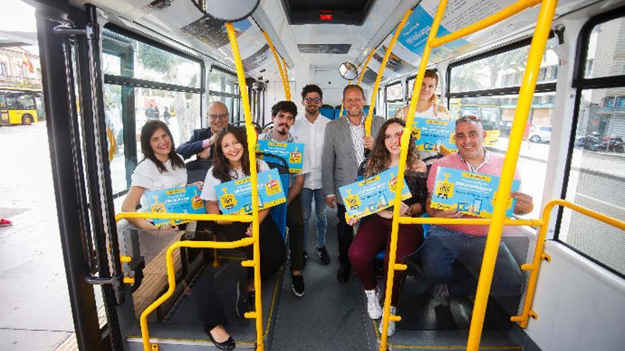 Los seis ganadores del concurso de fotografía junto al concejal de Movilidad.