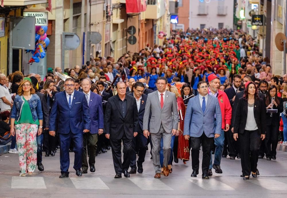 El general Francisco Grau abre las fiestas dirigiendo a los 700 músicos de las 12 bandas que interpretan el pasodoble «Petrel»