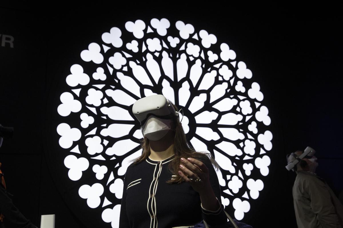 MWC GSMA Mobile World Congress Barcelona 2022en el Recinto Gran Vía de Fira de Barcelona. Stand de Orange, realidad virtual catedral de Notredame.