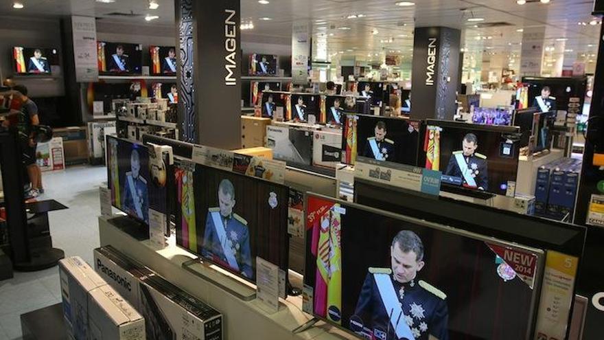 Exposición de televisores en El Corte Inglés.