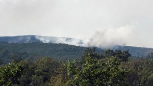 Columna de humo del incendio declarado en la Sierra de Madrid.