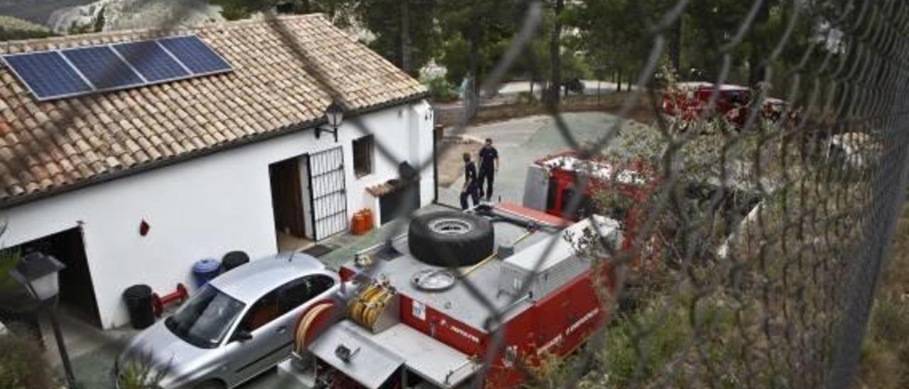 Imagen del actual parque de bomberos forestales de la Font Roja, pequeño y con instalaciones precarias.