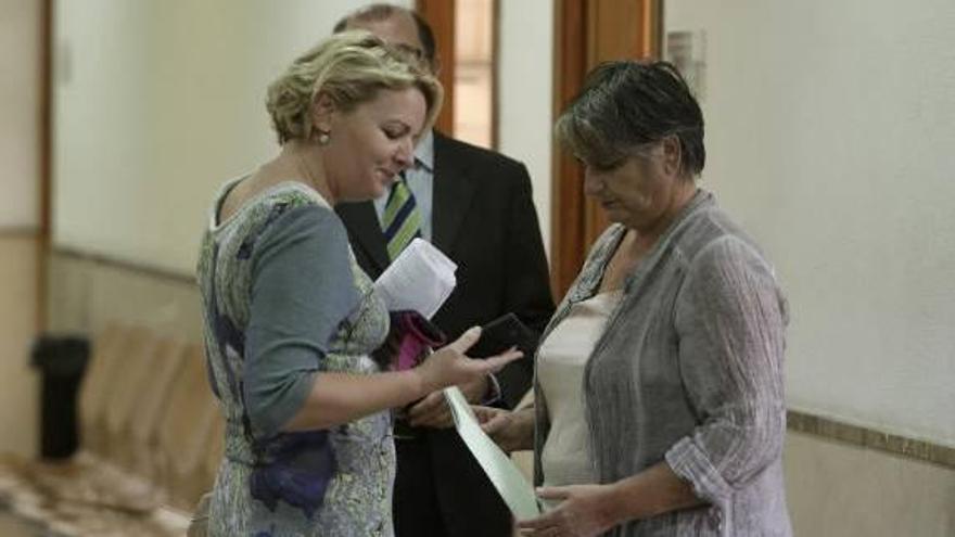 Isabel Alemany conversa con la teniente de alcalde, Katia Rouarch.