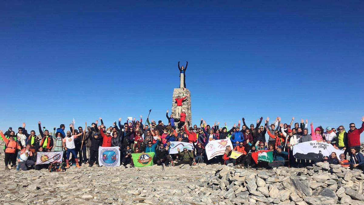 Grupo de senderistas en la Maroma, Pico más alto de la provincia de Málaga con 2.069 m.