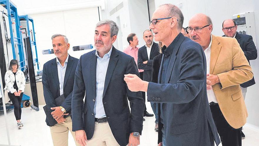 Fernando Clavijo (centro) durante la visita que realizó ayer al Instituto de Astrofísica de Canarias.