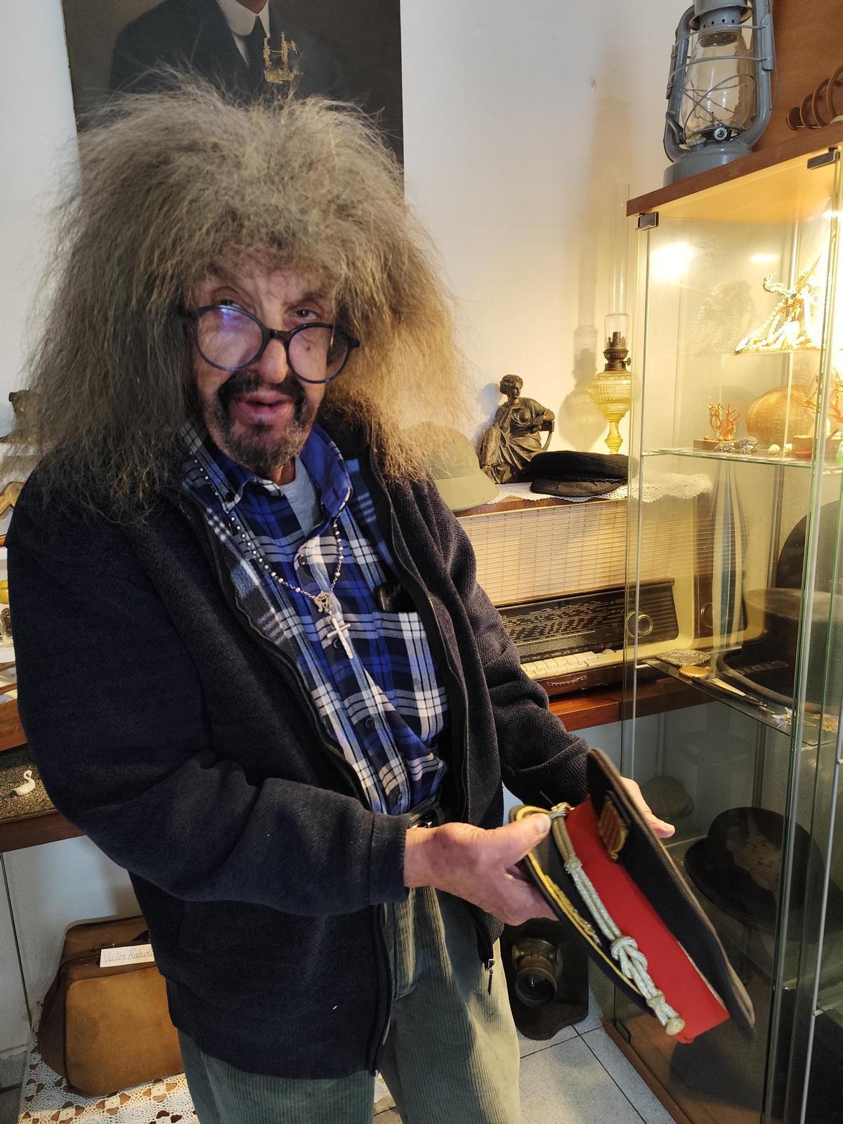 Joan Manuel Tajadura ensenya la gorra del major signada i que conserva dins una vitrina amb una fotografia que testimonia el moment de l'entrega.