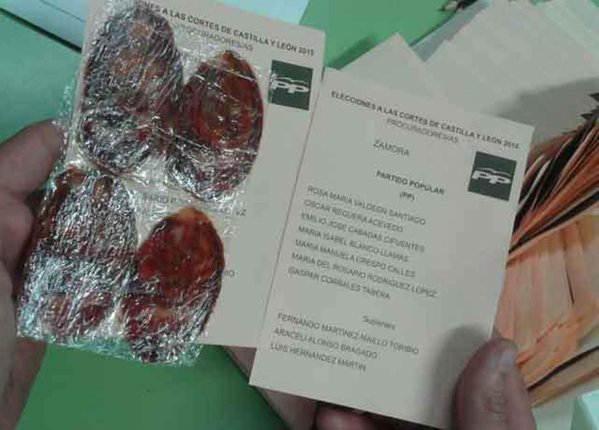 Las cuatro rajas de chorizo envasadas al vacío que aparecieron en un sobre en Torrefrades.
