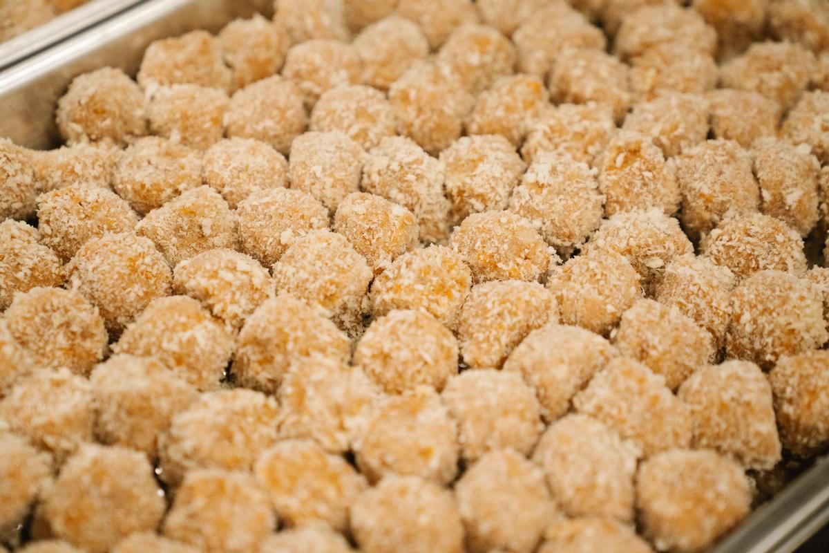 Las croquetas de 80 Grados se elaboran en la cocina central del grupo, donde el equipo combina maquinaria de precisión y trabajo artesanal.