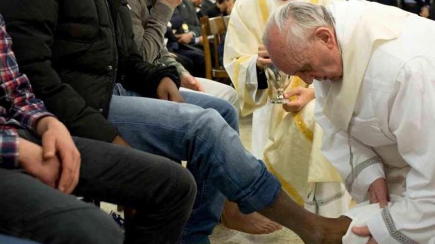 El Papa Francisco besa los pies de un recluso, ayer, en Roma. // Efe