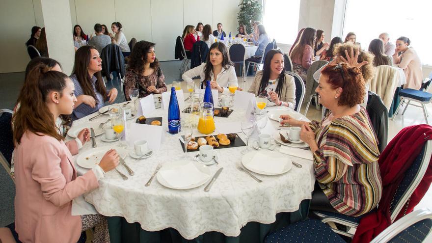 El jurado en su primera toma de contacto con las candidatas adultas.