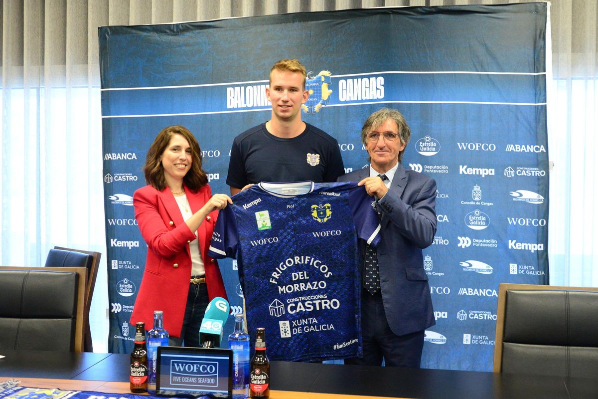 El nuevo jugador edl Frigoríficos del Morrazo, entre Vila y González.