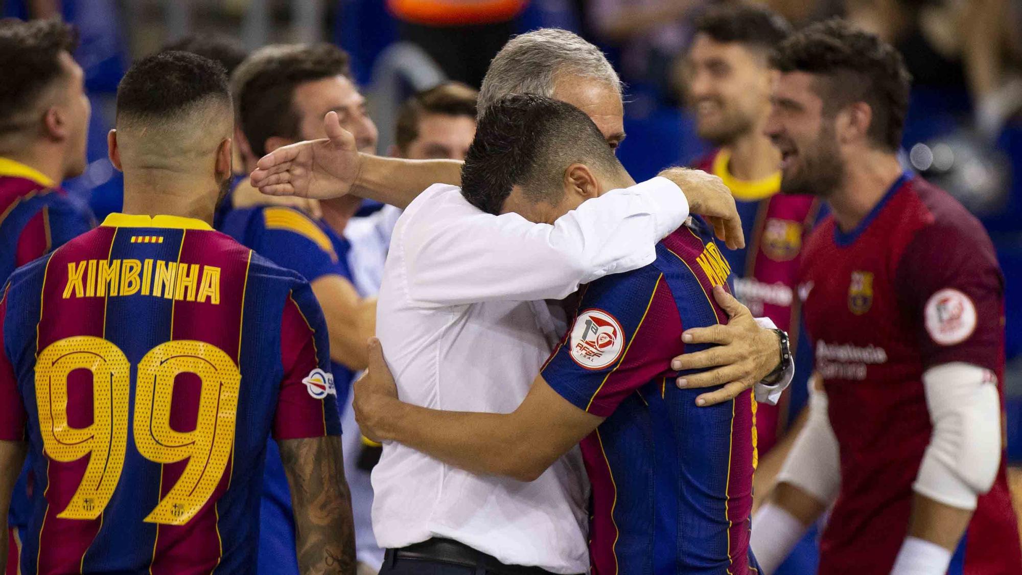 Andreu Plaza se abraza a sus jugadores tras ganar la liga