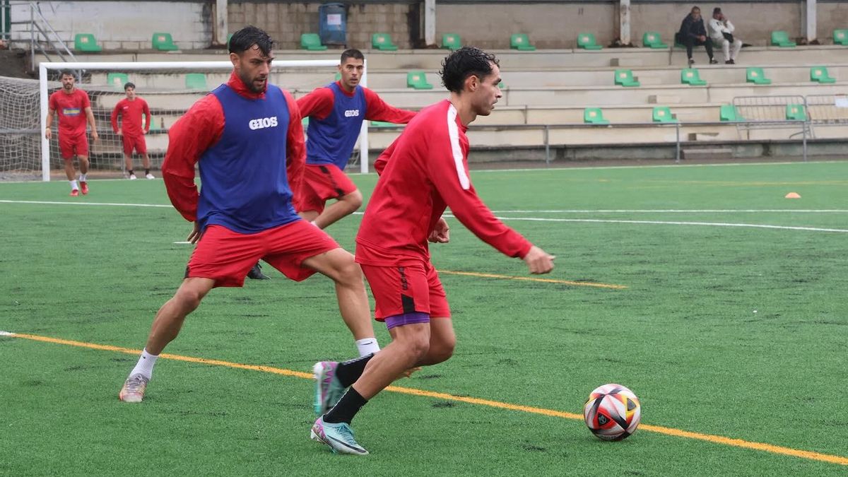 Pacheco, con peto azul, durante un entrenamiento.