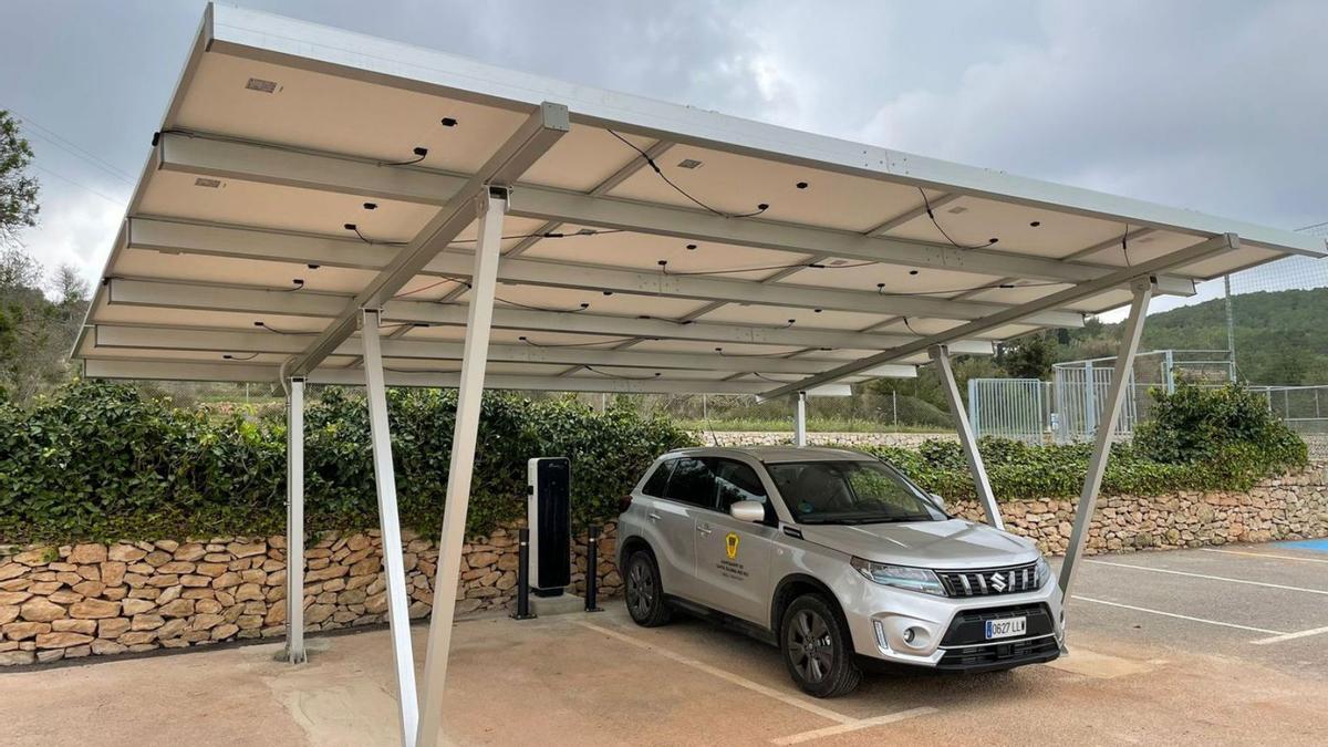 Formentera instalará pérgolas solares en aparcamientos.