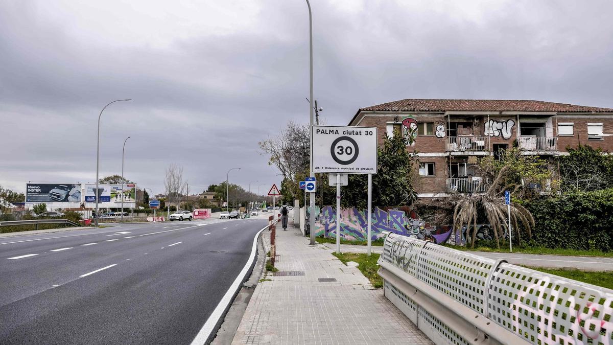 Antiguas viviendas de los funcionarios de la prisión que serán demolidas para construir una rotonda.