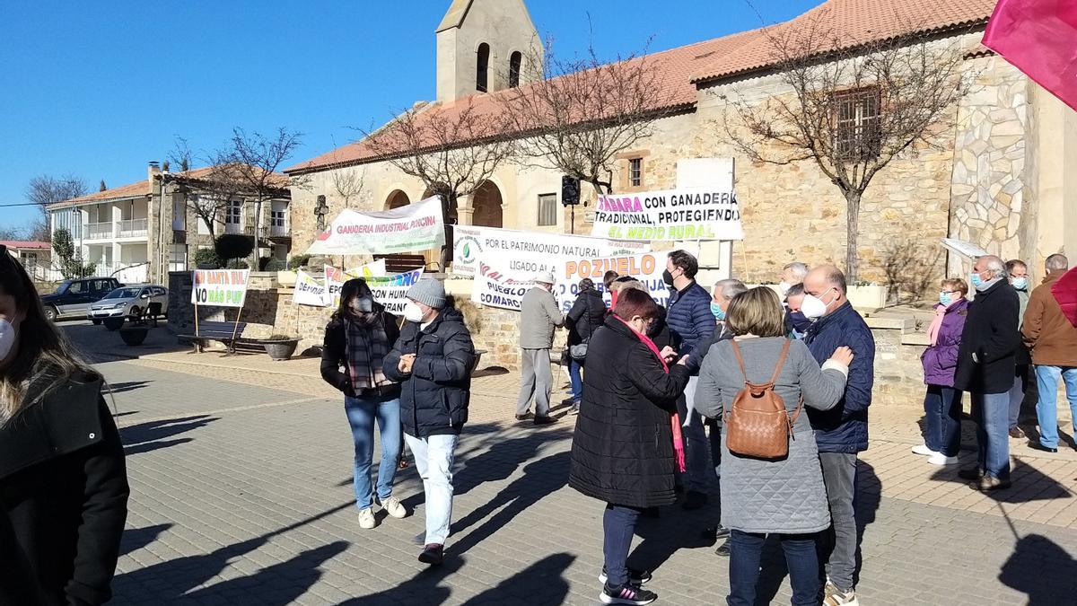 Pancartas de los distintos pueblos contra las macrogranjas.