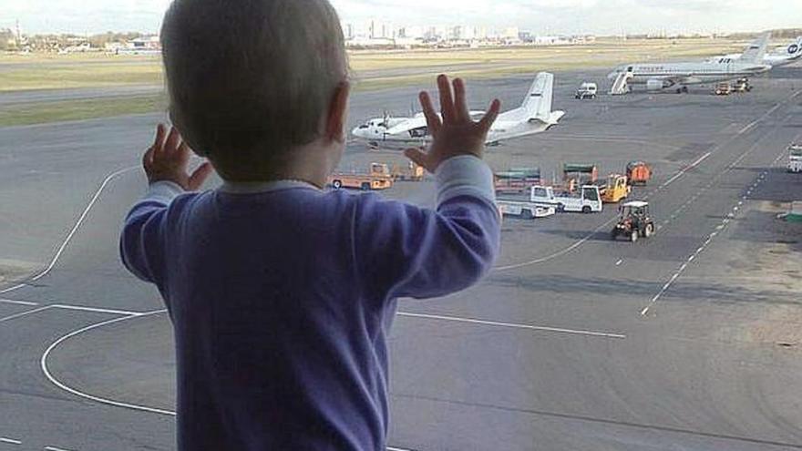 La pequeña Darina en el aeropuerto de Pulkovo.