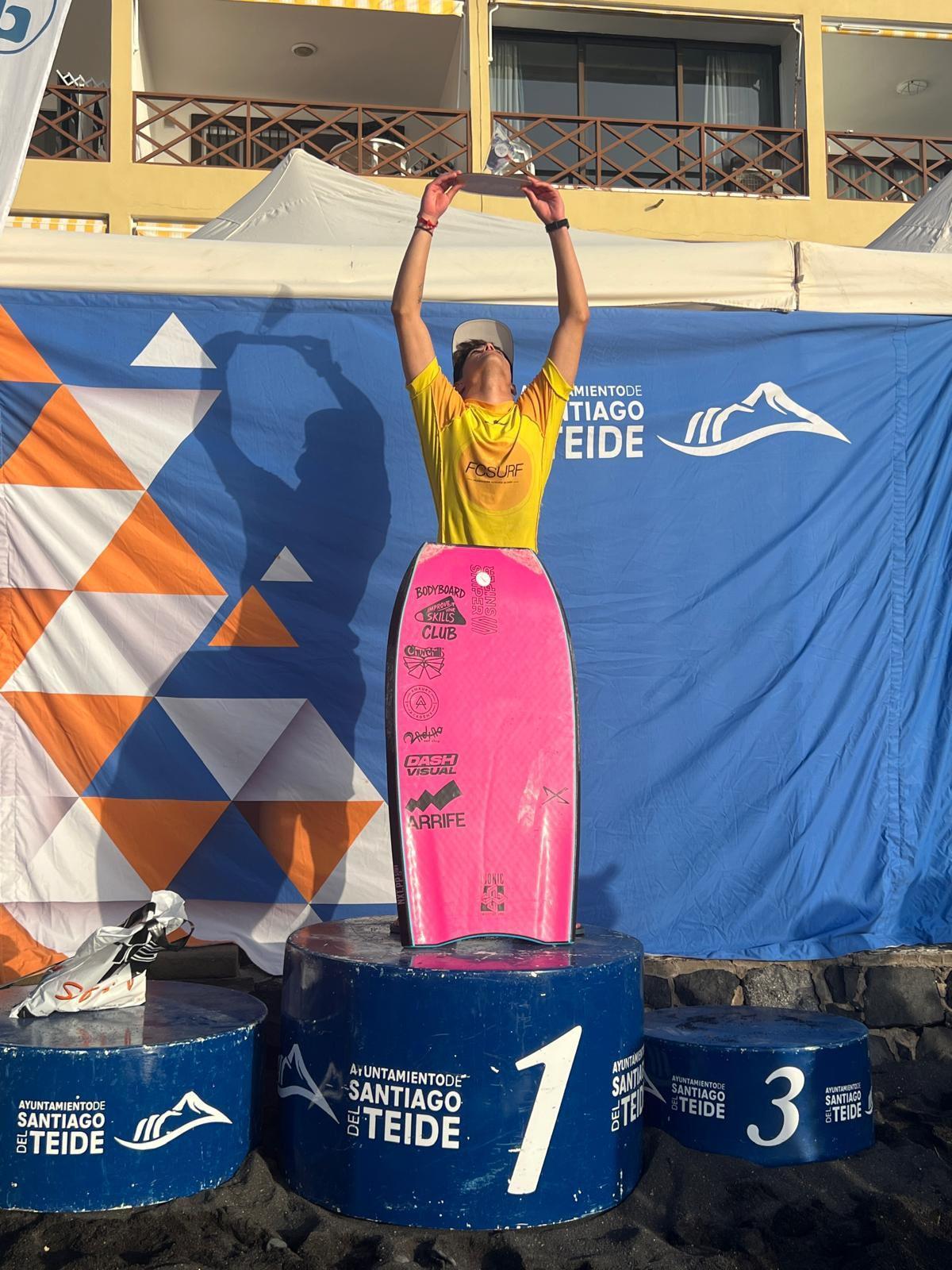 Mauro Quesada celebra su título de campeón de España sub 18, en Las Conchas.