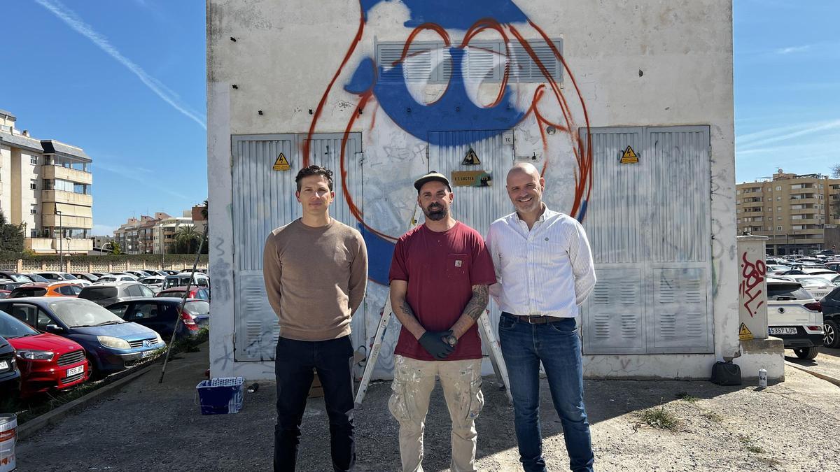 David Bernaus, Hosh y Jordi Grivé ante el inicio del mural en el aparcamiento de es Pou Sant.
