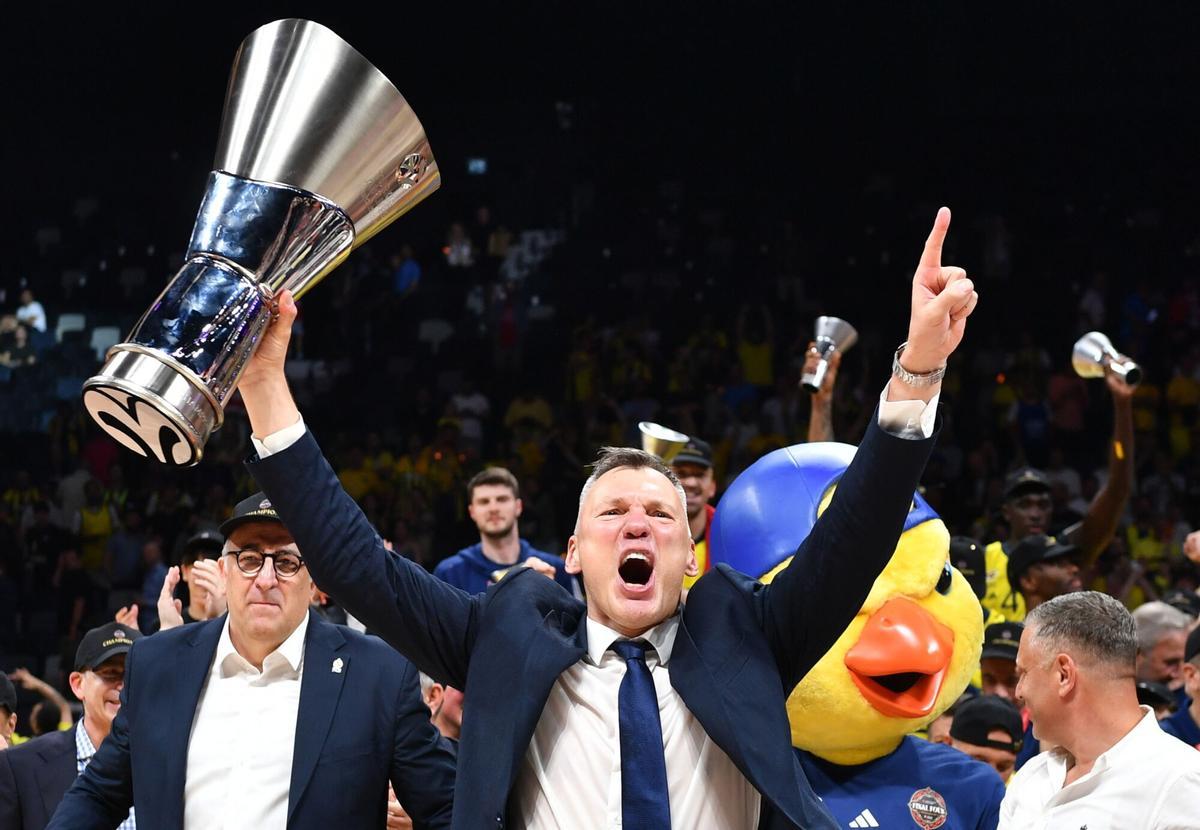 Saras Jasikevicius celebra el título de la Euroliga que ha ganado con el Fenerbahce.