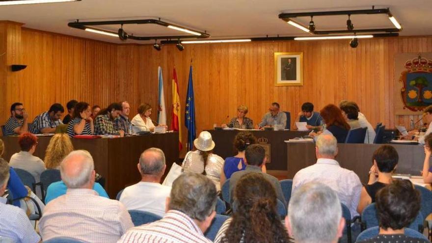 Concejales de la corporación y público, ayer, en el pleno de Cambre.