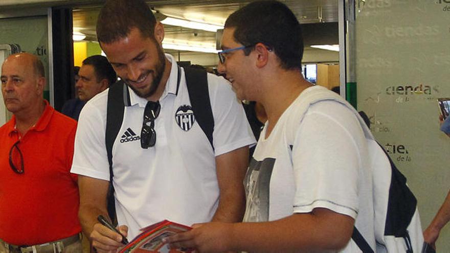 Mario Suárez sigue siendo titular.