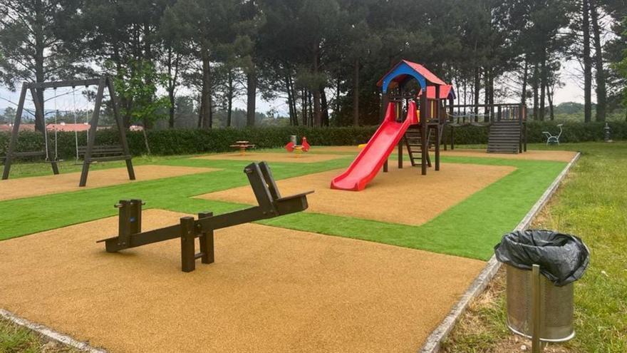 Terminan la reforma del parque de Porto Avieira y las nuevas gradas del campo de fútbol orosano