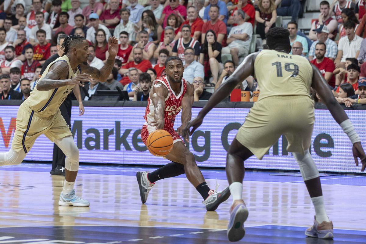 David DeJulius juega un balón ante Youssoupha Fall tras superar a Will Clyburn.