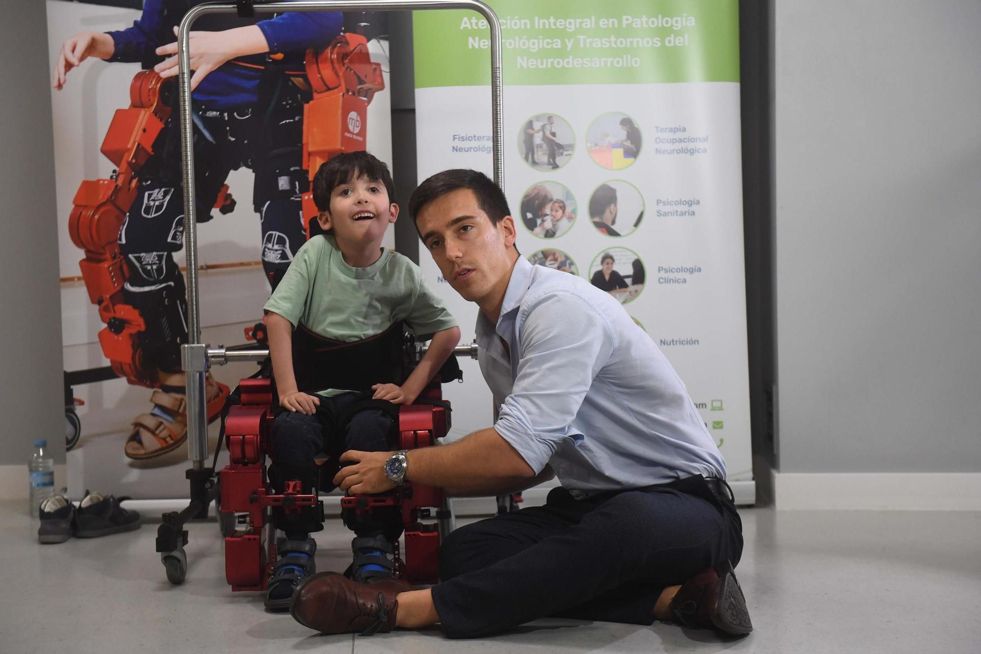 Darío y Tiago prueban en A Coruña el primer exoesqueleto para niños