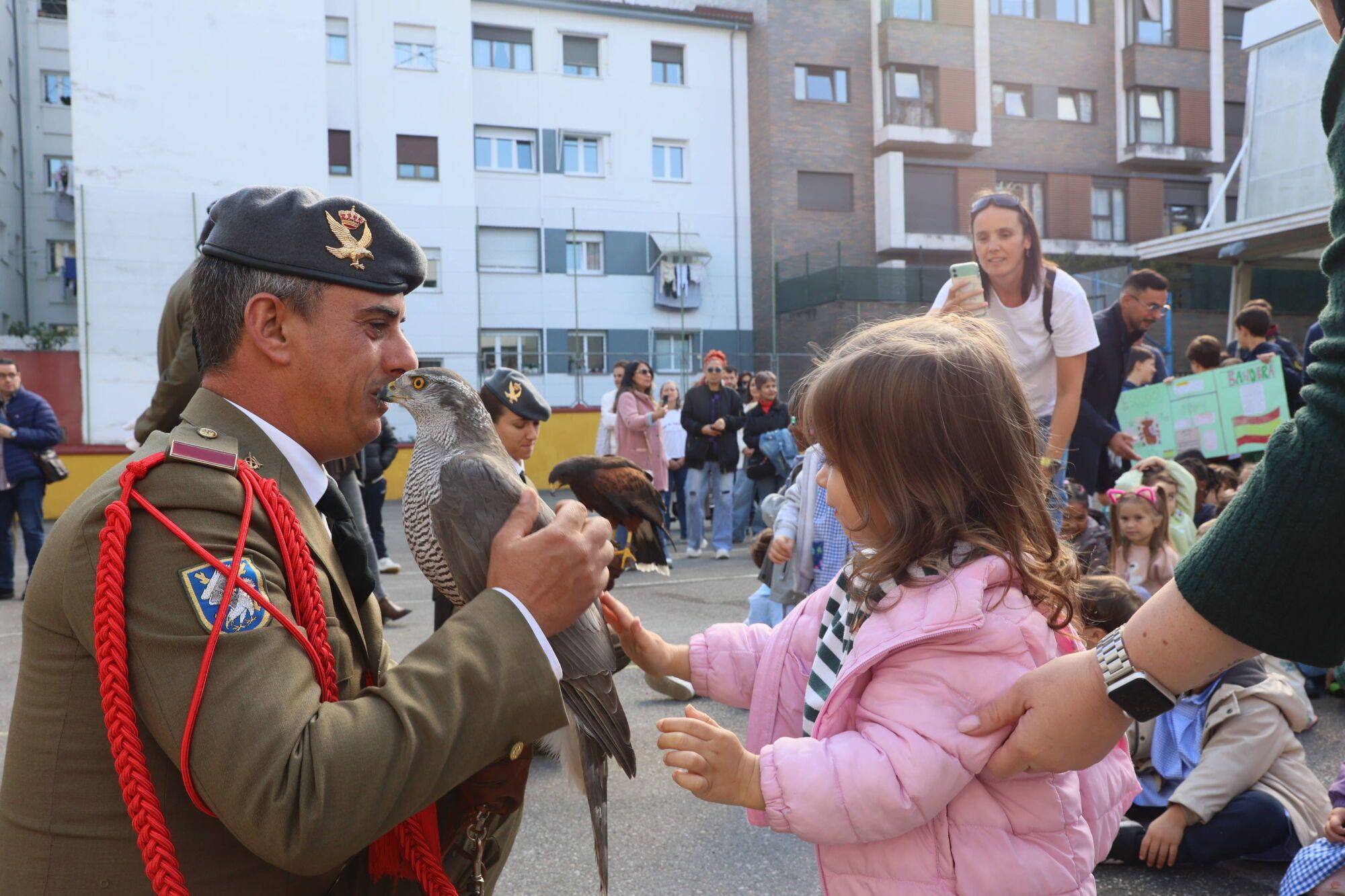 Escuelas Blancas. Acto de izado de la bandera con asistencia del delegado de Defensa y representantes de la Guardia Civil, la Policía Nacional y la Municipal, entre otros