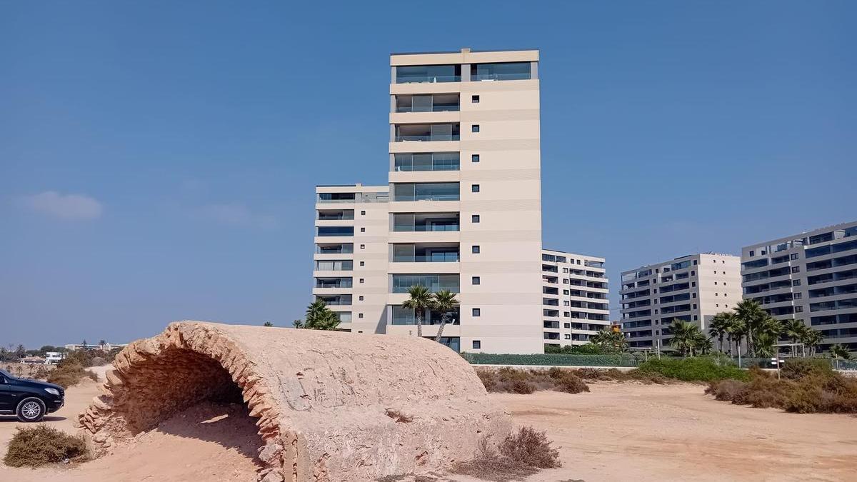 Así están los restos del cuartel de carabineros del siglo XIX y el refugio antiaéreo de la Guerra Civil en Punta Prima