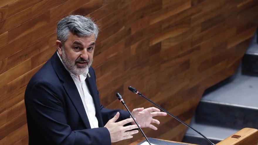 El Consejero Calvo recibe críticas de todos los grupos (salvo el PSOE) por la gestión de residuos, pero evita ser reprobado gracias a la izquierda