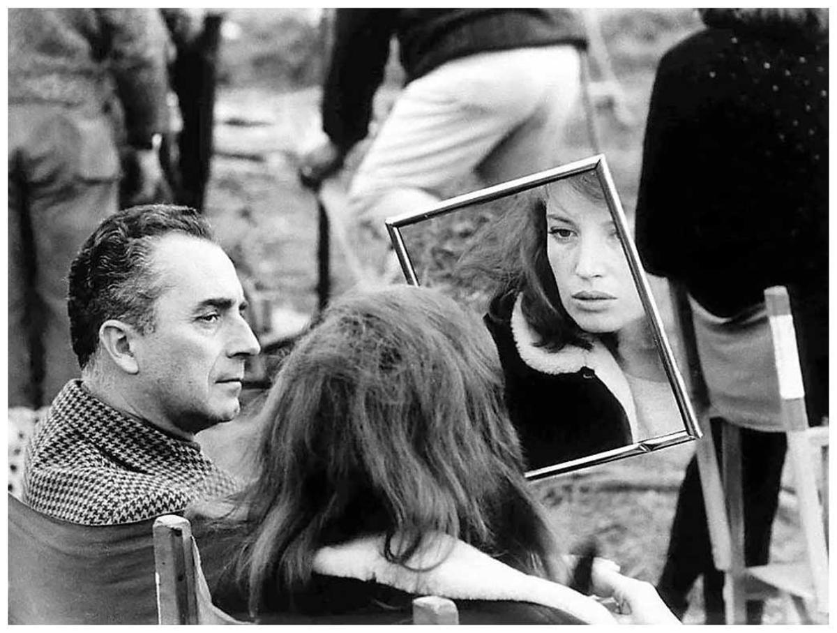 La actriz italiana Monica Vitti, sentada junto al director Michelangelo Antonioni.
