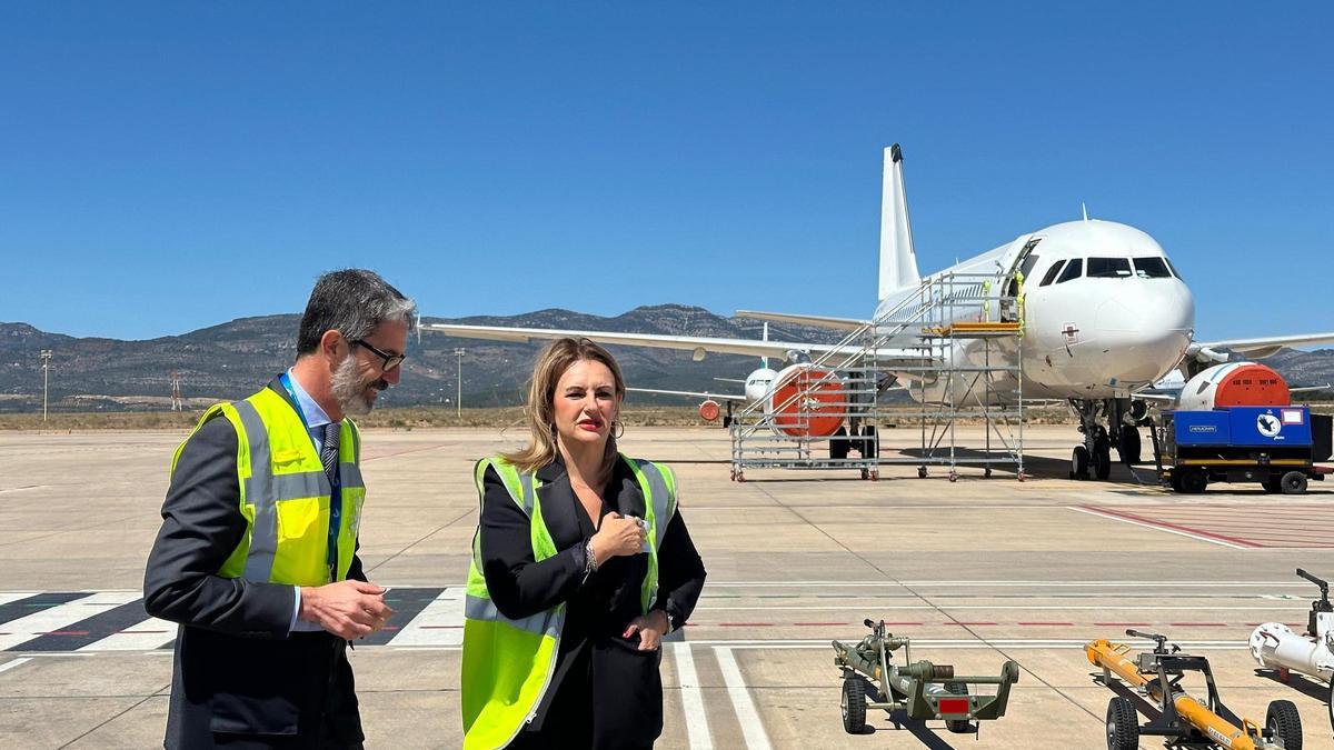 La consellera Nuria Montes en su visita al aeropuerto de Castellón.