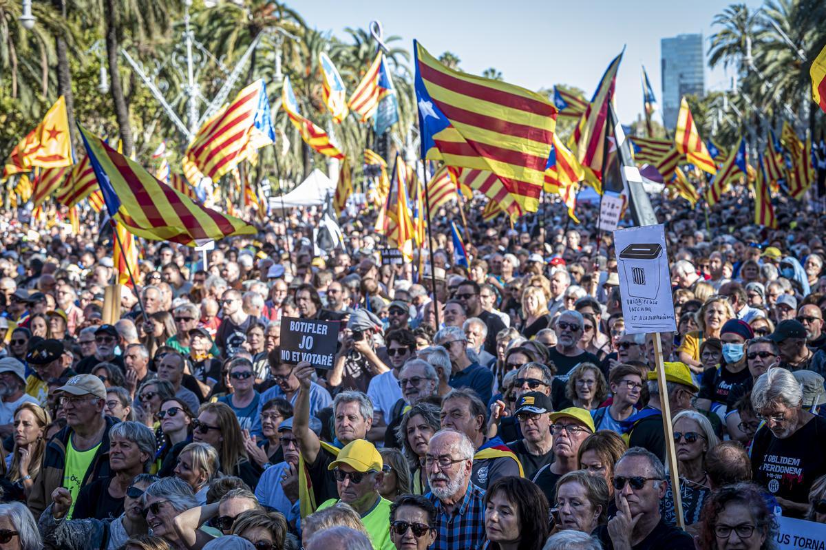 Más de 60.000 personas, según la organización, se citan bajo el Arc de Triomf de Barcelona para reivindicar el 1-O Abucheos a Forcadell y Rovira y aclamación a Puigdemont en el acto convocado por el Consell per la República